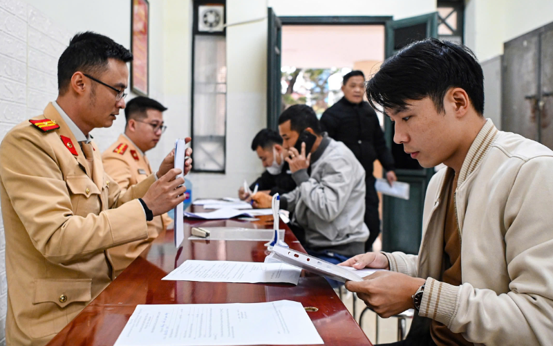 Người dân đi nộp phạt nguội tại cơ quan chức năng